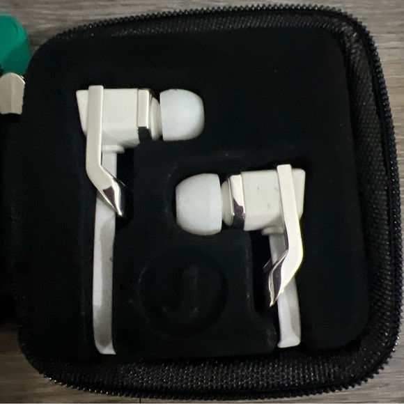 New in Box WHITE Jadebud earbuds!!! - Picture 3 of 8